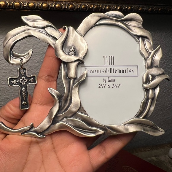 Pewter 2 1/2 x 3 1/2 Silver picture frame With Flowered Cross & Lily’s By Ganz - Picture 8 of 8